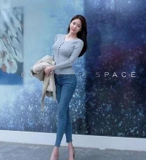 美女穿了牛仔裤之后，整个人都显得更加的成熟知性了！