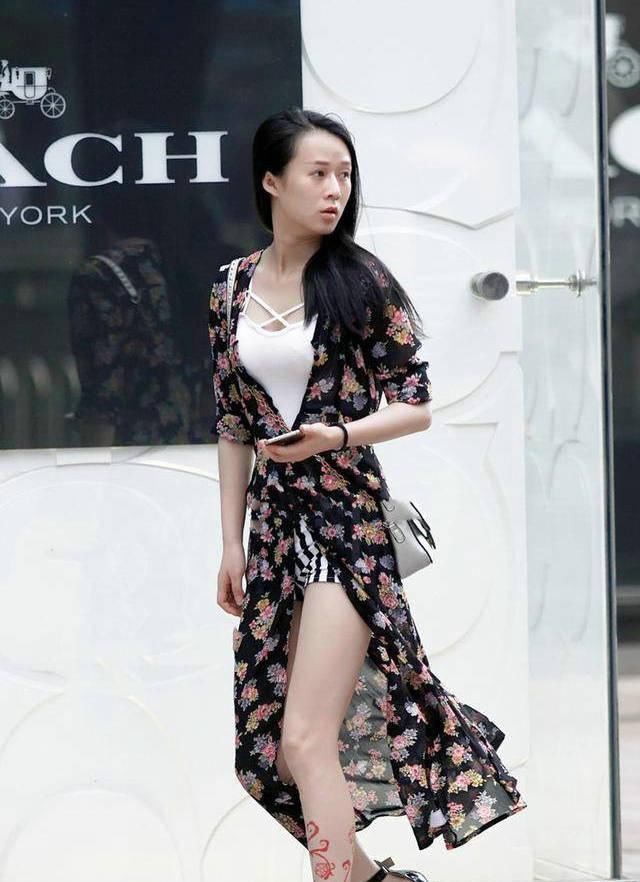 「美女」碎花长裙随风飘扬,美女回眸一笑百媚生,白色的高跟鞋十足的吸睛