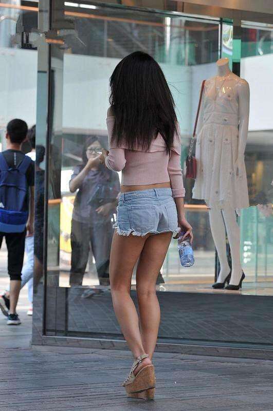 街拍：紧身牛仔短裤的小姐姐，这么穿很显身材