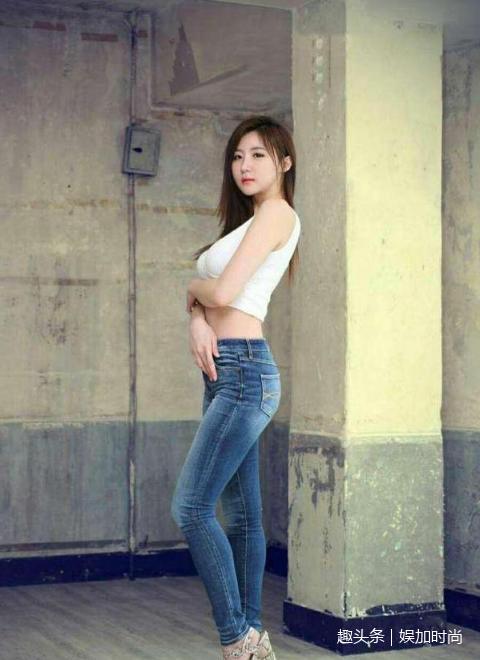 街拍:小姐姐都这么喜欢牛仔裤,走在街上呈现视觉美感!