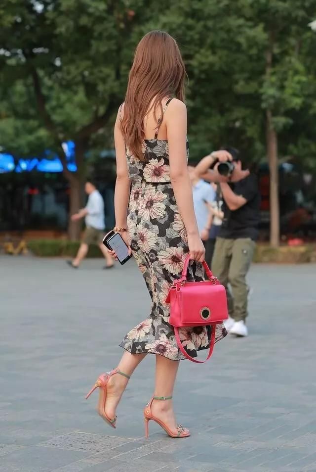 旅拍:身材气质俱佳的小美女