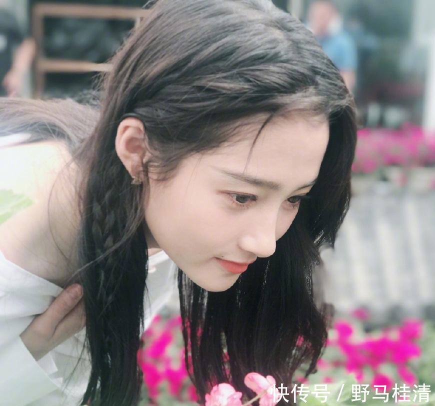 21岁关晓彤和26岁热巴同时撞衫, 一个美如女神, 一个却像路人!