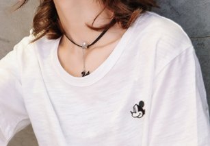 身材丰满的女生穿这样的，紧身T恤性感火辣，男人都直勾勾的看着