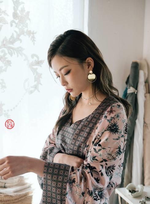 聚光灯下：身形柔美的美少女，穿着复古目光诱人，眼神很妩媚