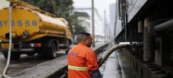  「说出」火车上的粪便都排去哪了？乘务员偷偷说出实情，你可能