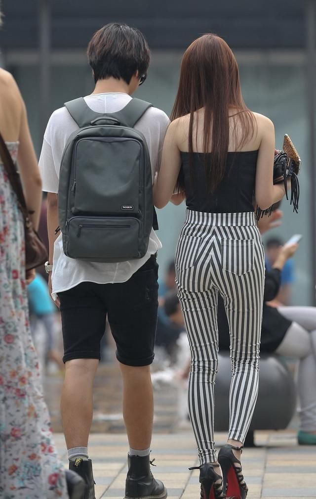 街拍:街拍紧身裤美女，臀翘肤白!