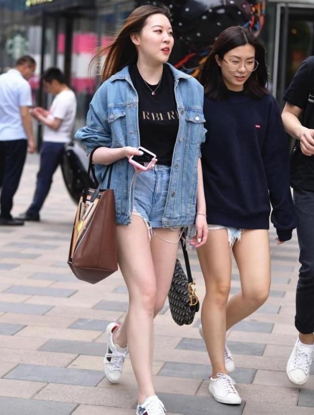  「吊带」街拍：美女吊带背心搭配短裙和高跟，打扮这样也会喜欢读书吗？
