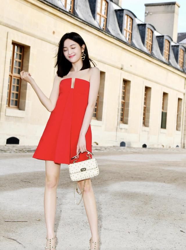  『为自己挑选』被吴宣仪美到了！卷发搭配纯白色连衣裙秀出大长腿，灵动又性感