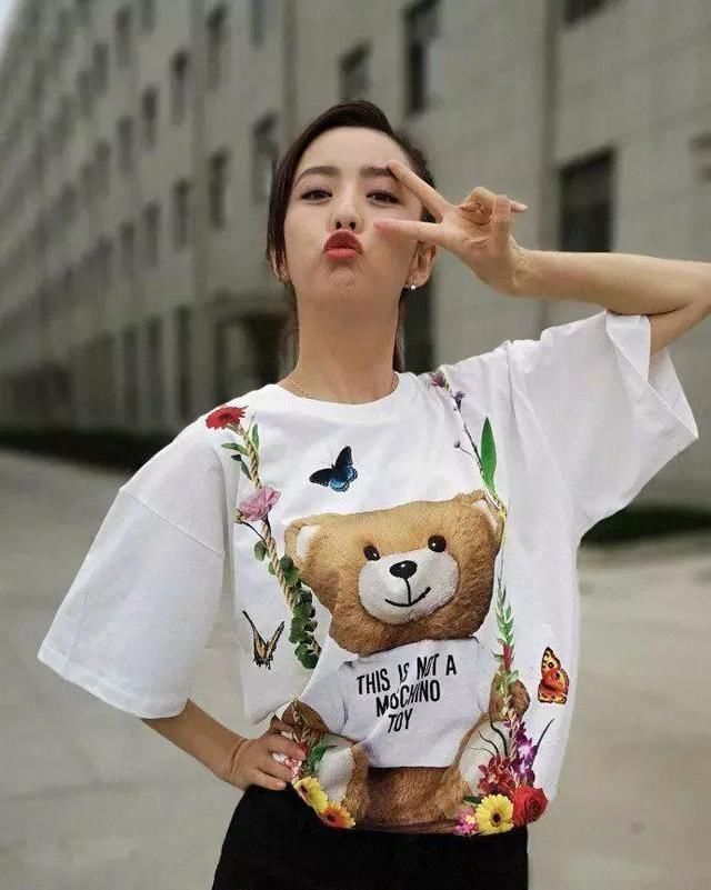 佟丽娅为了秀小蛮腰也是拼了，网友:腰带把腰围嘞坏了吧!