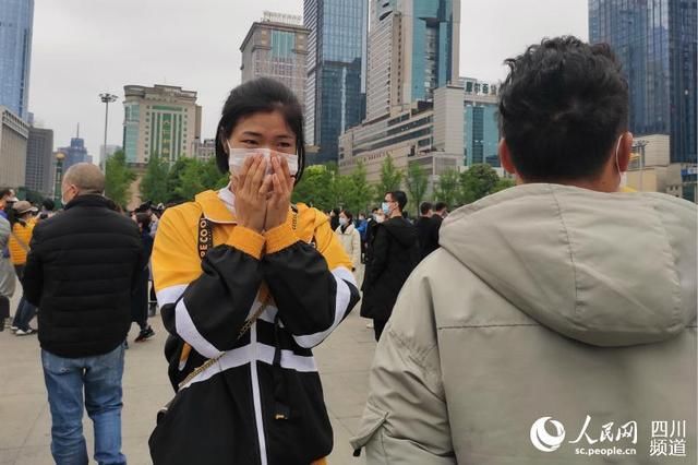 「成都」成都天府广场降半旗志哀