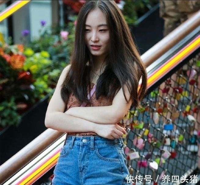 「 身穿」肤如凝脂,秀色可餐,街拍:身穿吊带配短裙的小美女