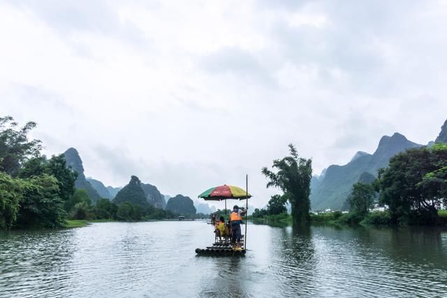 阳朔山水甲桂林，遇龙河的竹筏漂流秒杀漓江，游客不多景色优美