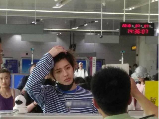 本以为蔡徐坤卸了妆认不出，直到看到卸了妆的朱正廷！