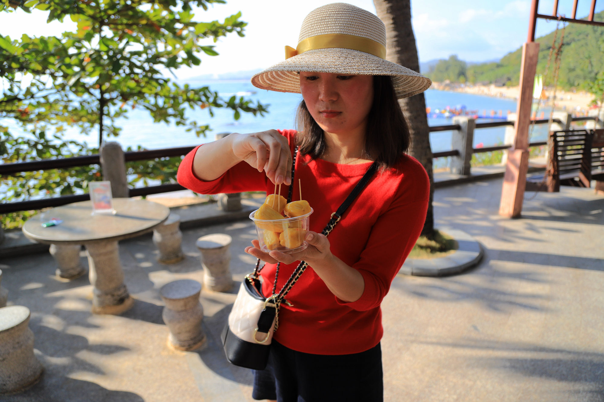 【遇上一座城】请到天涯海角来，一起去看比基尼大长腿的三亚微游