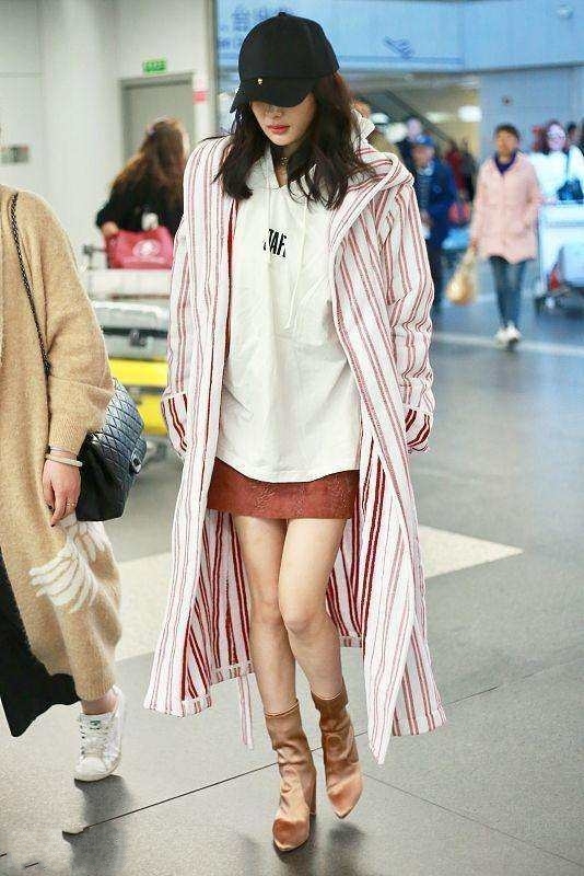 杨幂抹胸碰上苍井空，网友：我选苍井空因为她演的好！