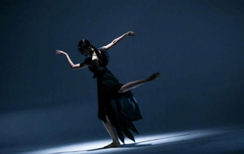 金晨秀高难度一字马，小蛮腰大长腿超抢镜