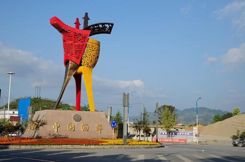 中国很特殊的两座城市，不光名字相反，而且地理位置也相反