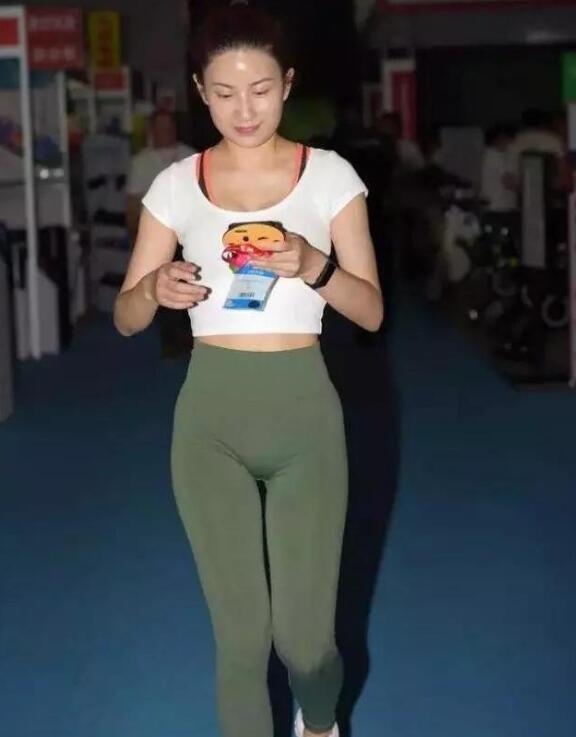 打底裤穿出的身材格外有魅力，显现的美女迷人的气质！