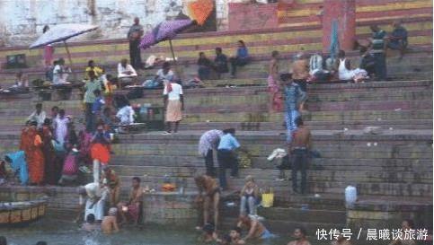 印度把“洗澡水”制成“饮料”,五元一瓶卖给中国,喝一口病三天