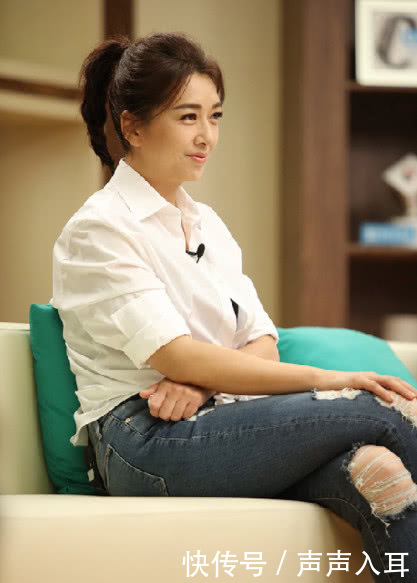 江珊穿着时尚可是脸却暴露了她的真实情况，网友：时间过得真快