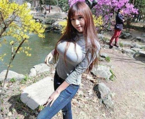 牛仔裤美女穿搭充满时尚魅力，修长的双腿让人心动不已！