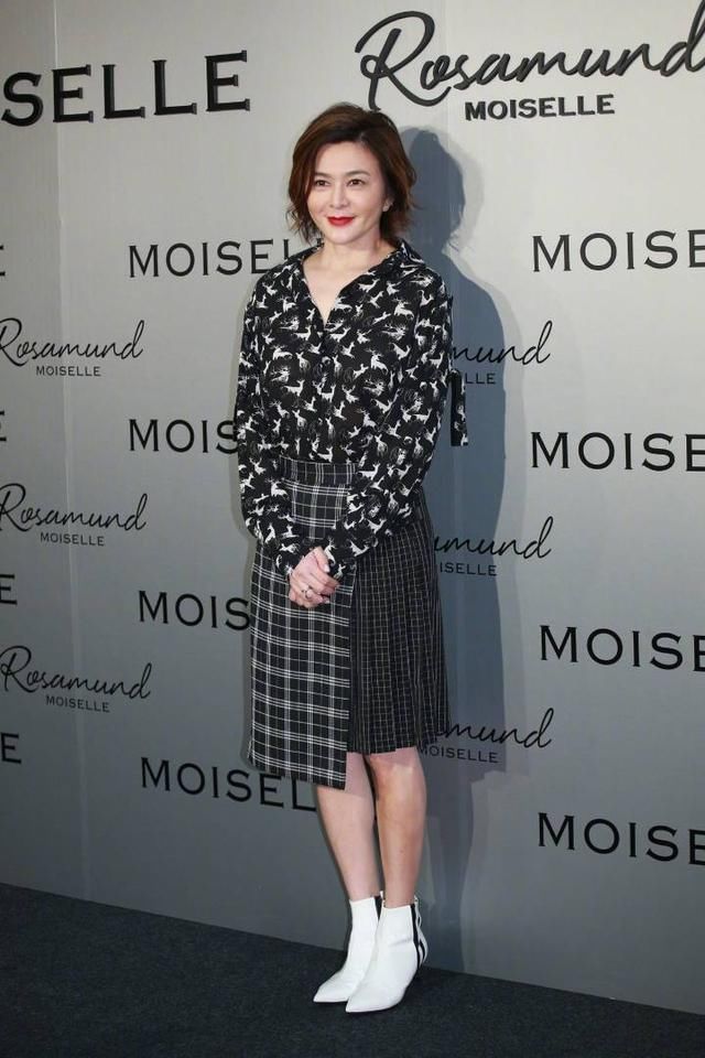 佘诗曼印花装和关之琳比美，但是关之琳的腿比她脸还白!