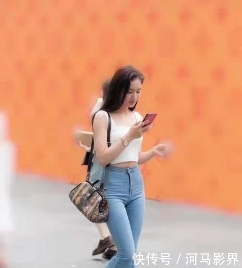 『喇叭裤』小姐姐穿时尚喇叭裤,尽显大长腿,身姿苗条让人羡慕!