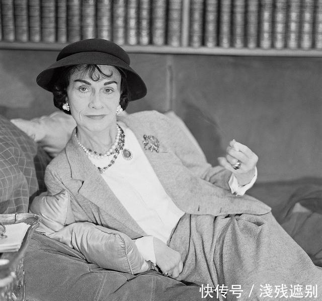  「居家」居家办公的始祖女王香奈儿，穿搭优雅从容，容颜老去也要精致时髦