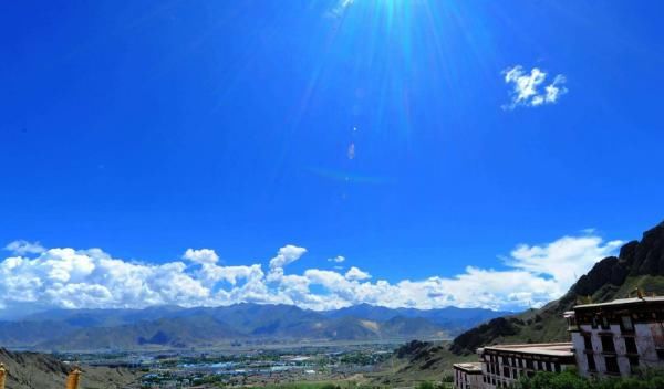 它是藏传佛教最大的寺庙，拥有五百多个牧场，就位于拉萨