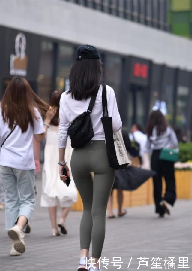 #舒适#路人街拍,美女灰色瑜伽裤搭配舒适的长袖,很迷人
