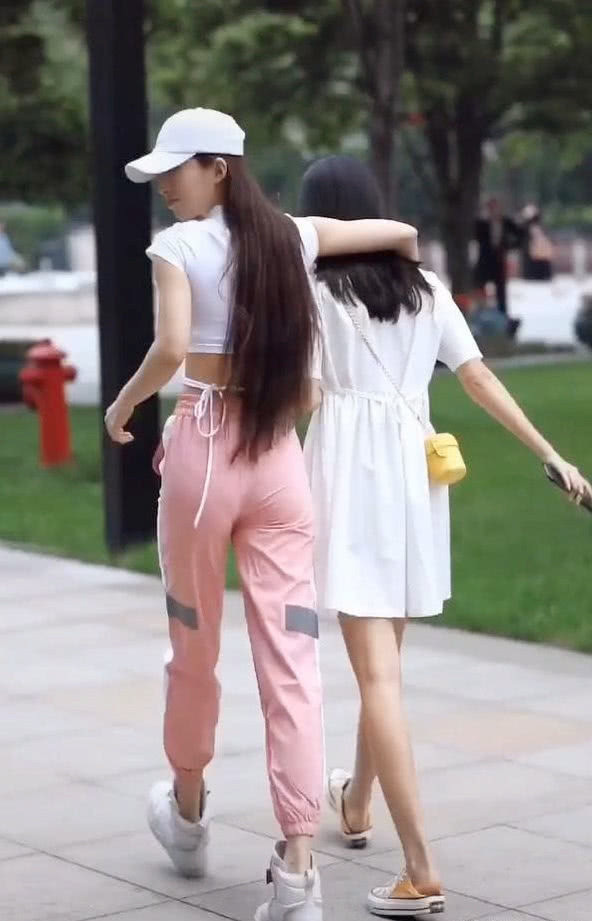  [小姐姐]路人街拍：见过鞋带绑脚上的，却没见过绑腰上，小姐姐真不一般！