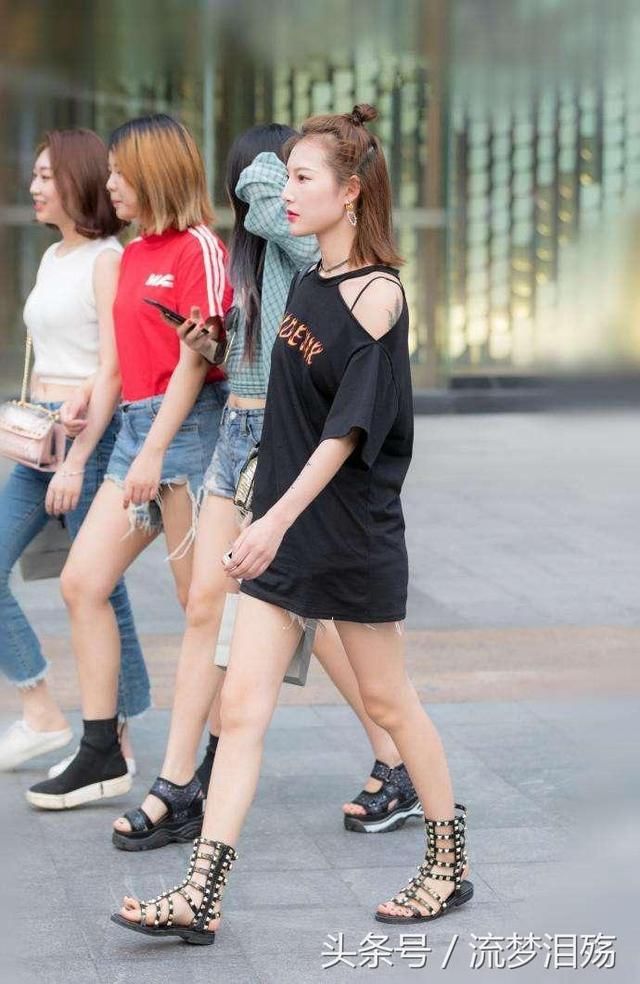 路人街拍，姑娘穿上白色长裙后很有古典美女的那种安静淑女感