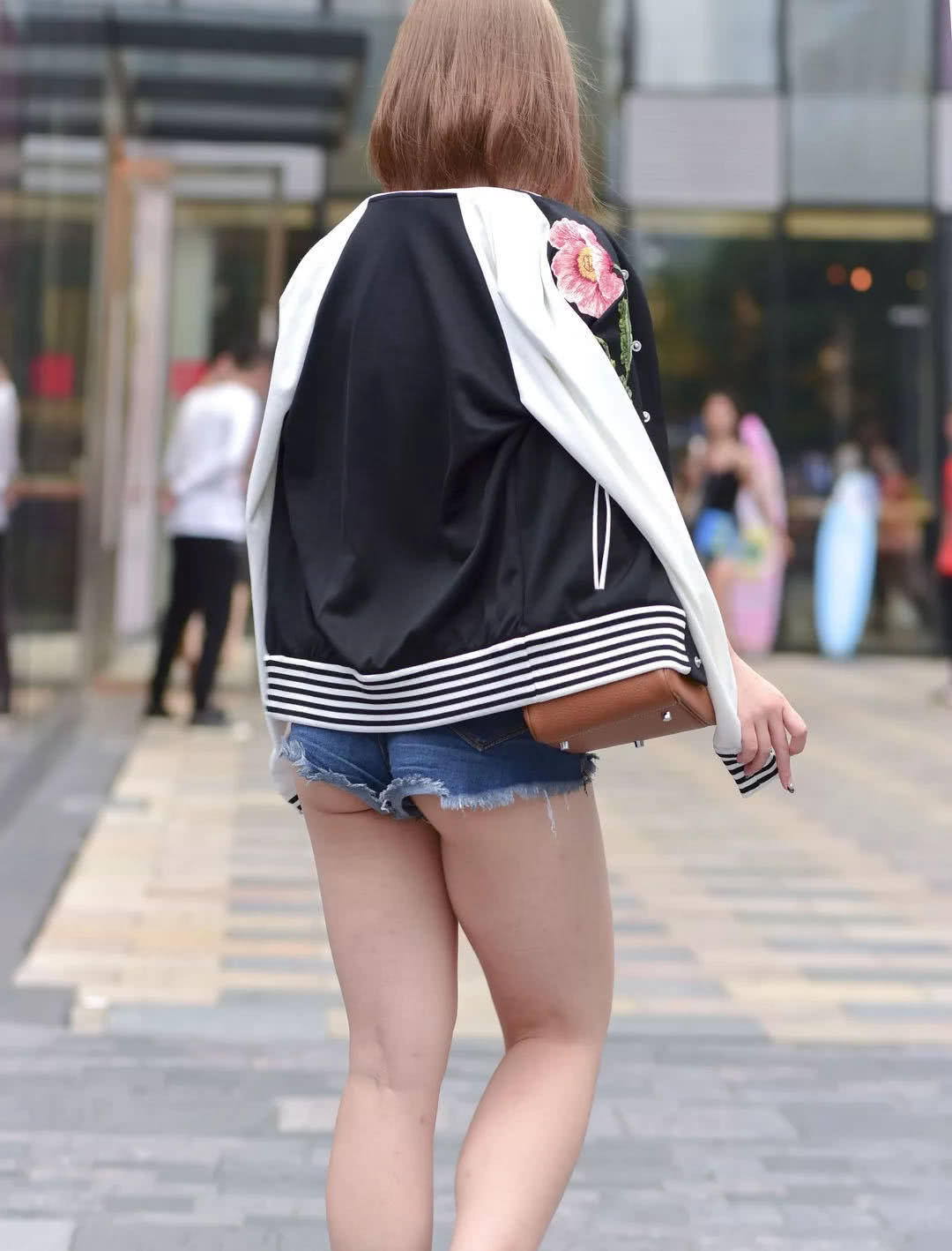 小姐姐身材肥腻大象腿，看到上身很多男人抢着要她