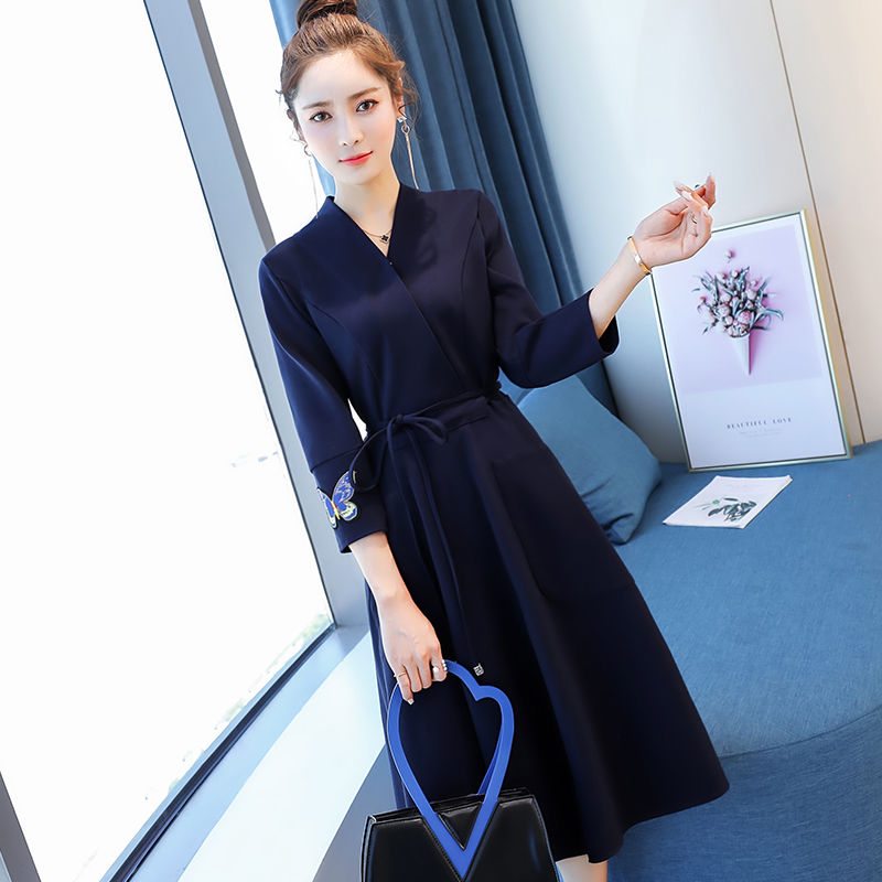 天呐,60后小姨真敢穿!“酒红”妈妈装+裸鞋,洋气减龄二十岁