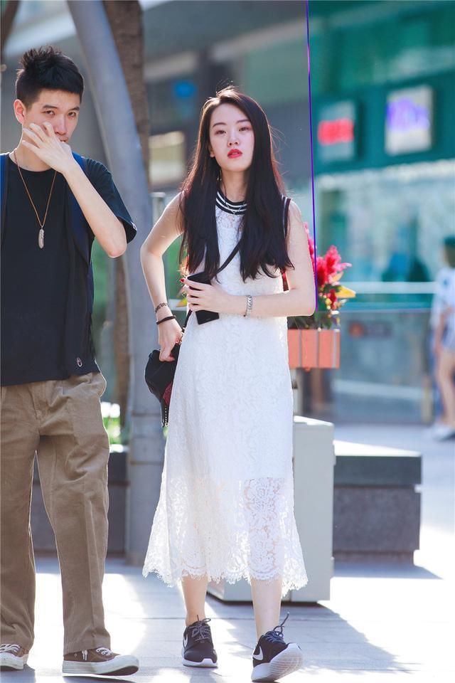 街拍:小姐姐清纯娇美肌肤白嫩,感觉被撩了!