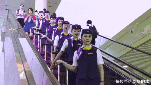  「同事」高铁上男子一声“铁姐”逗乐众人，美女乘务员的回应赢