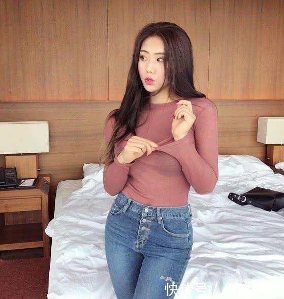 紧身背心能很好的凸显身材 配上牛仔裤就会更加迷人了