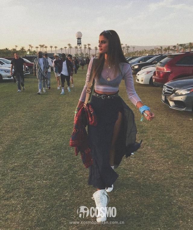 听说女明星们最近都不穿衣服出门了？