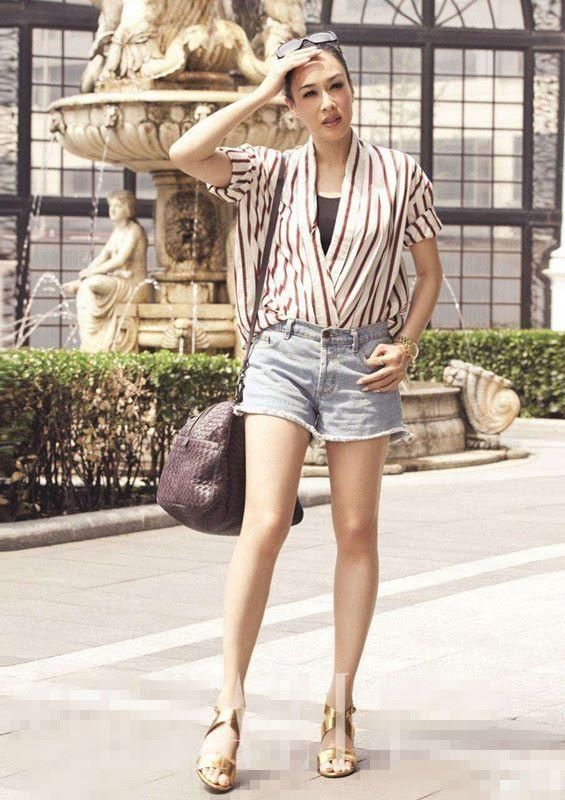 钟丽缇真会玩!一把岁数穿腰封装嫩，但被手出卖了年龄!