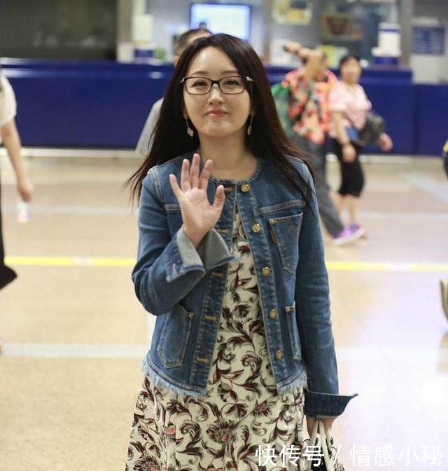 46岁杨钰莹近照曝光，胖了很多，穿的鞋子也是醉了！