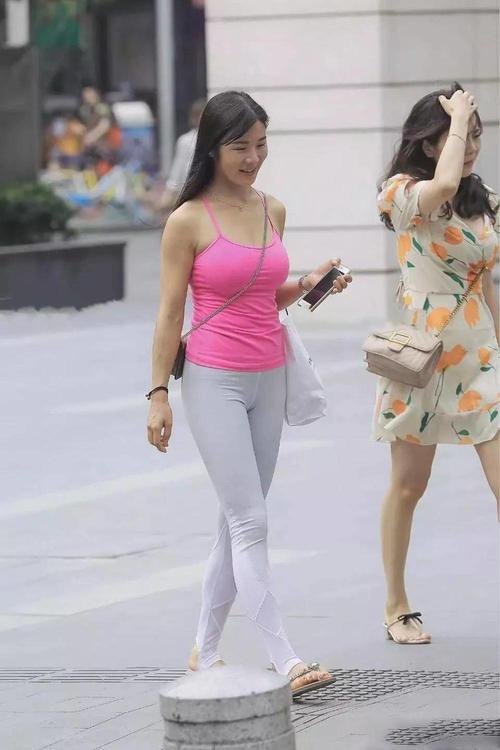 街拍:翘臀紧身裤美女,吊带背心藏不住上半身,微笑迷倒众人!