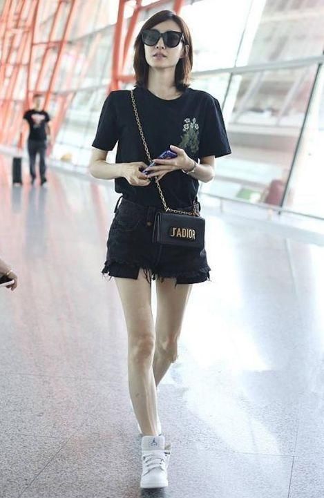 王丽坤没有奚梦瑶的直长腿,非要学她穿衣服, 搞得自己很尴尬!