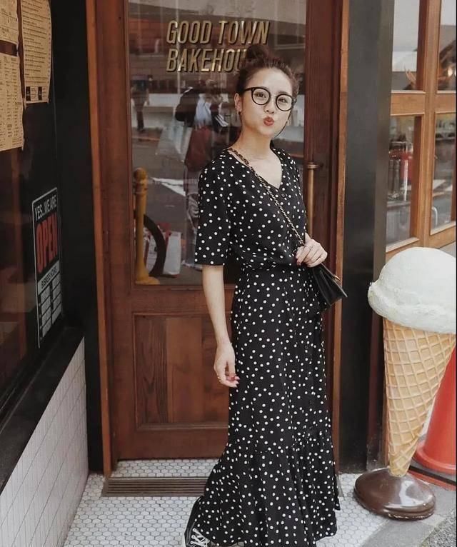  女生■黑黄皮的小个子女生相貌一般却很时尚潮流！穿衣搭配显瘦气场，填满现代感！