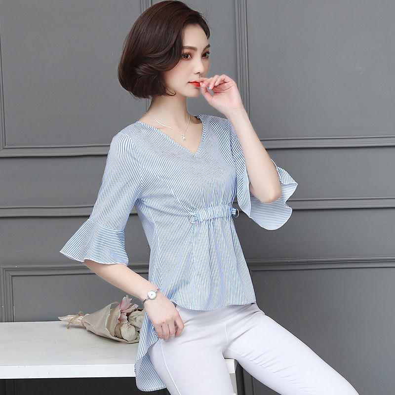 我的天!小姨真会赶时髦,入秋后穿短开衫,搭配小衫,简直美翻天