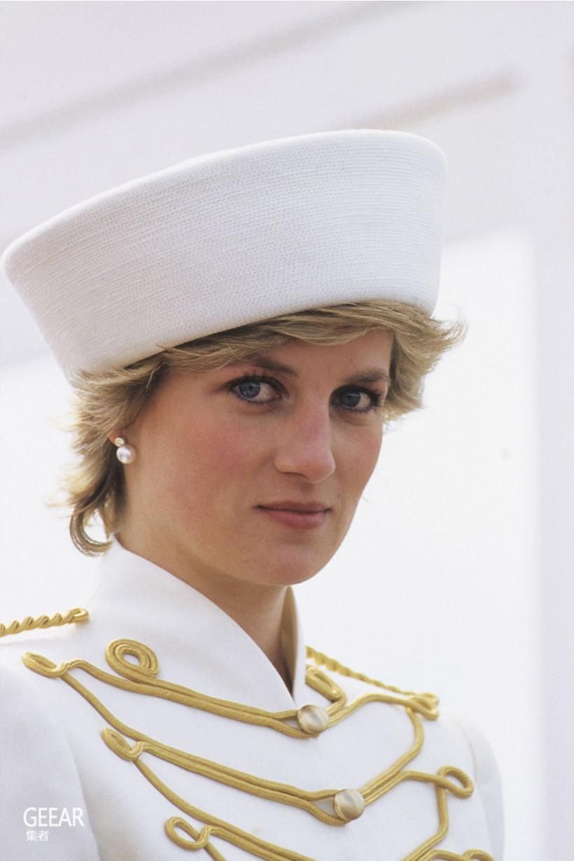 皇室人员的专属帽子戏法:32张照片回顾戴安娜王妃经典帽子造型!