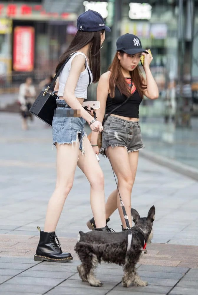 两姐妹小姐姐出街，热裤搭配小背心显曼妙身材，大长腿完胜小短腿