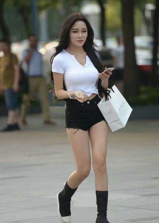街拍：美女穿牛仔短裤尽显纤细腰肢，显得活力十足！