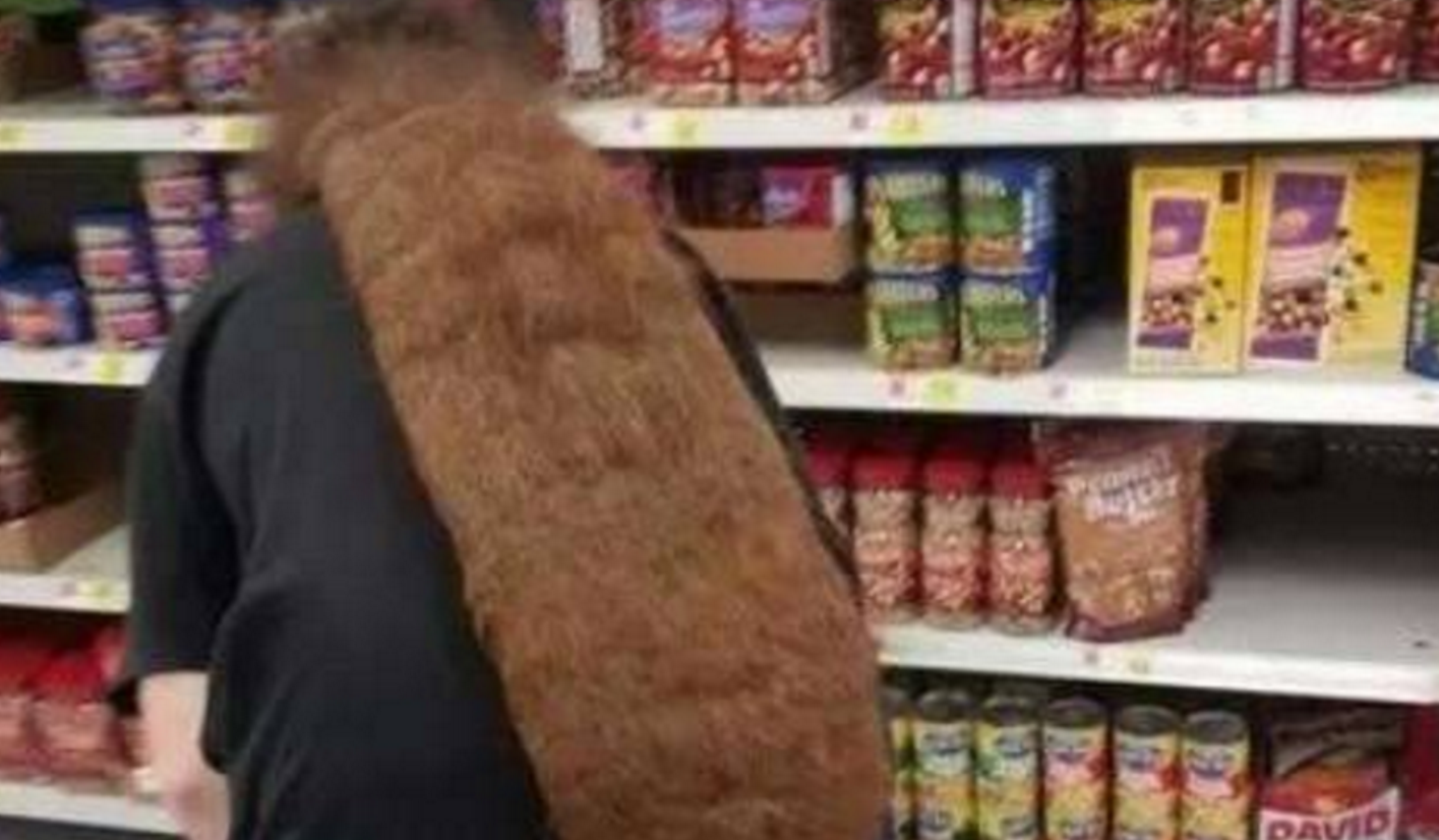 女子10年不洗头不剪头发的人, 咋一看还以为是一条巨型尾巴