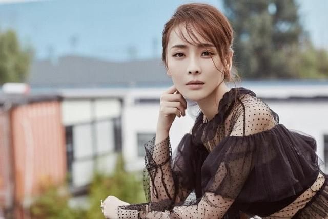 李曼全身只穿了件裹胸，裙子透到里面都看到了，跟没穿有啥区别？