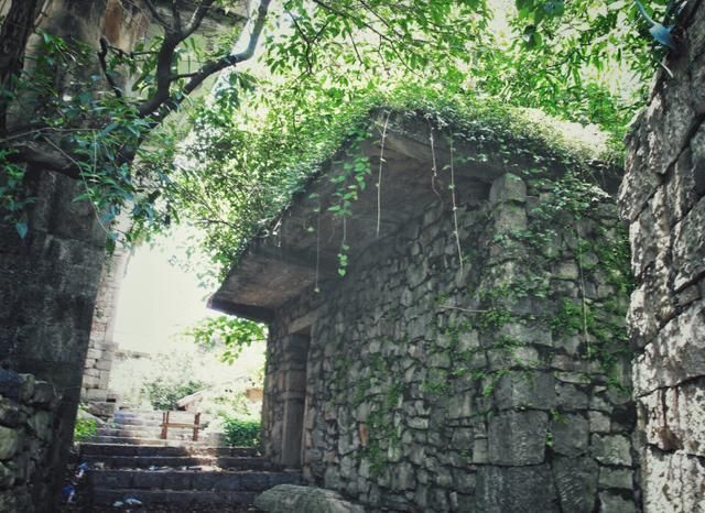 中国最迷人的古村,房屋不见一砖一瓦,被称为“石头王国”